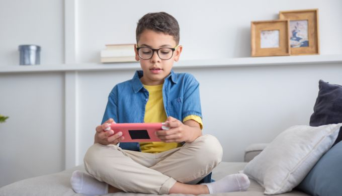 ゲームする子供